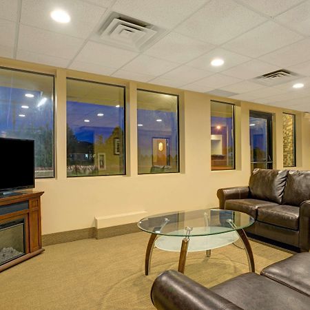 Super 8 By Wyndham Melrose Hotel Екстериор снимка