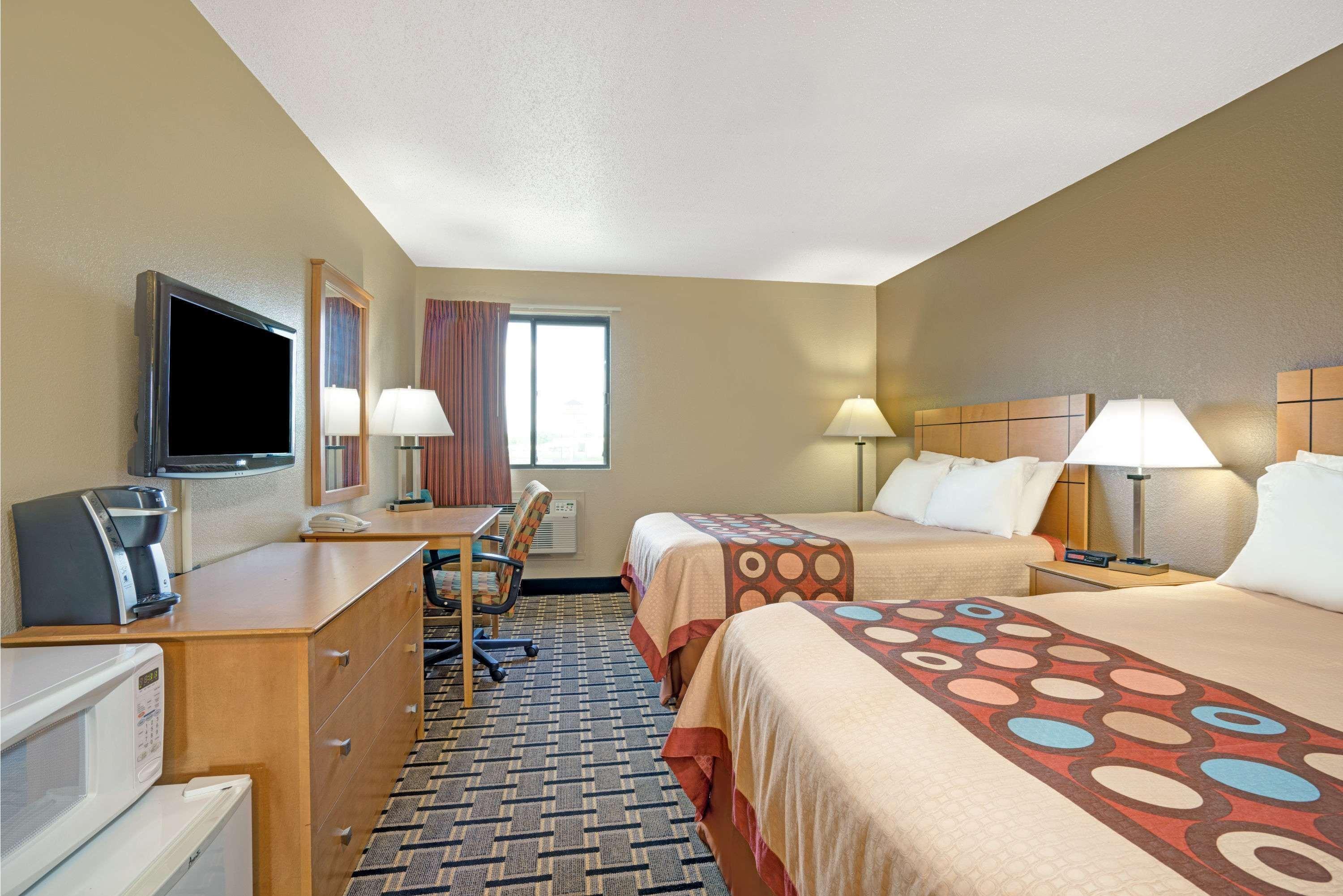 Super 8 By Wyndham Melrose Hotel Екстериор снимка