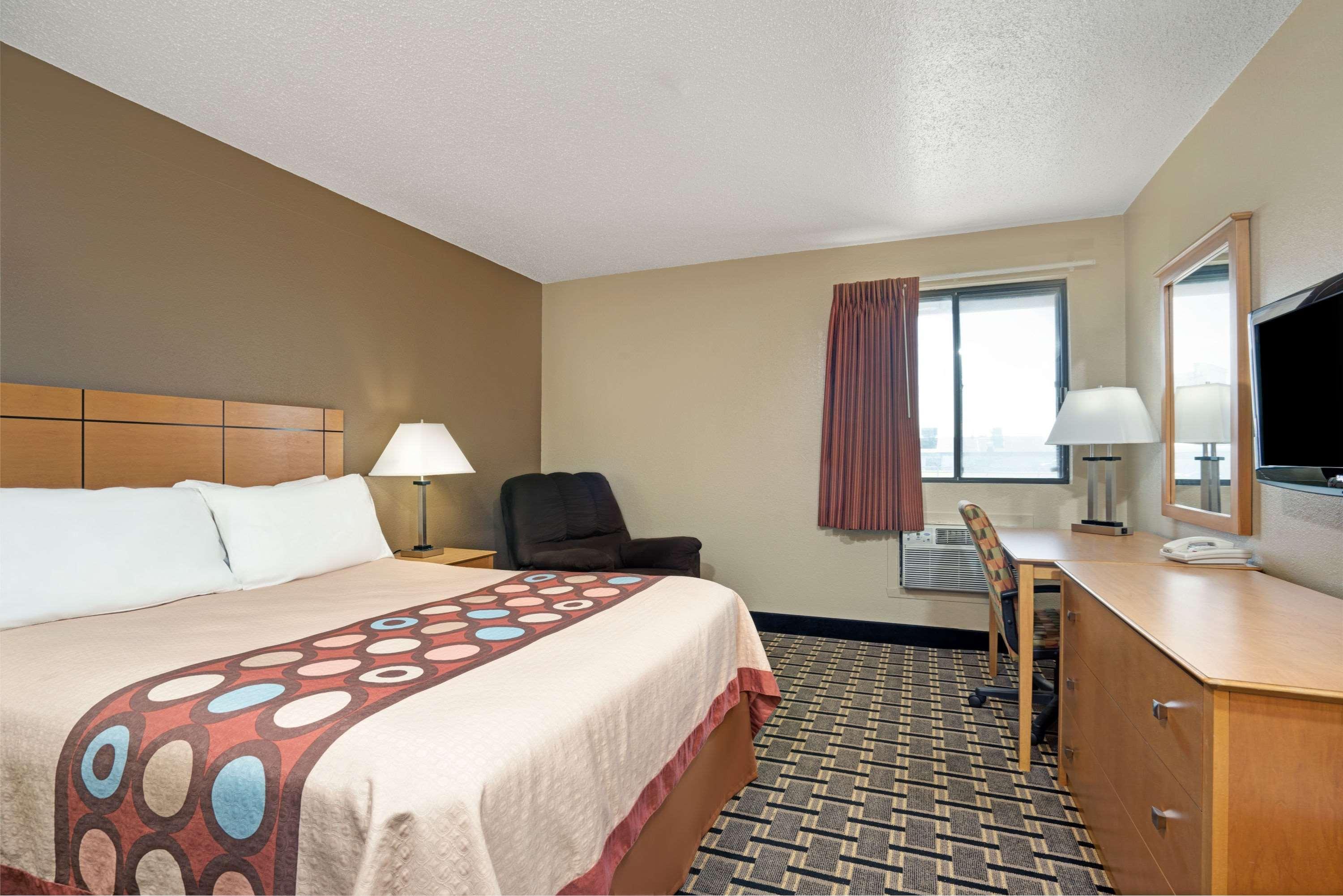 Super 8 By Wyndham Melrose Hotel Екстериор снимка