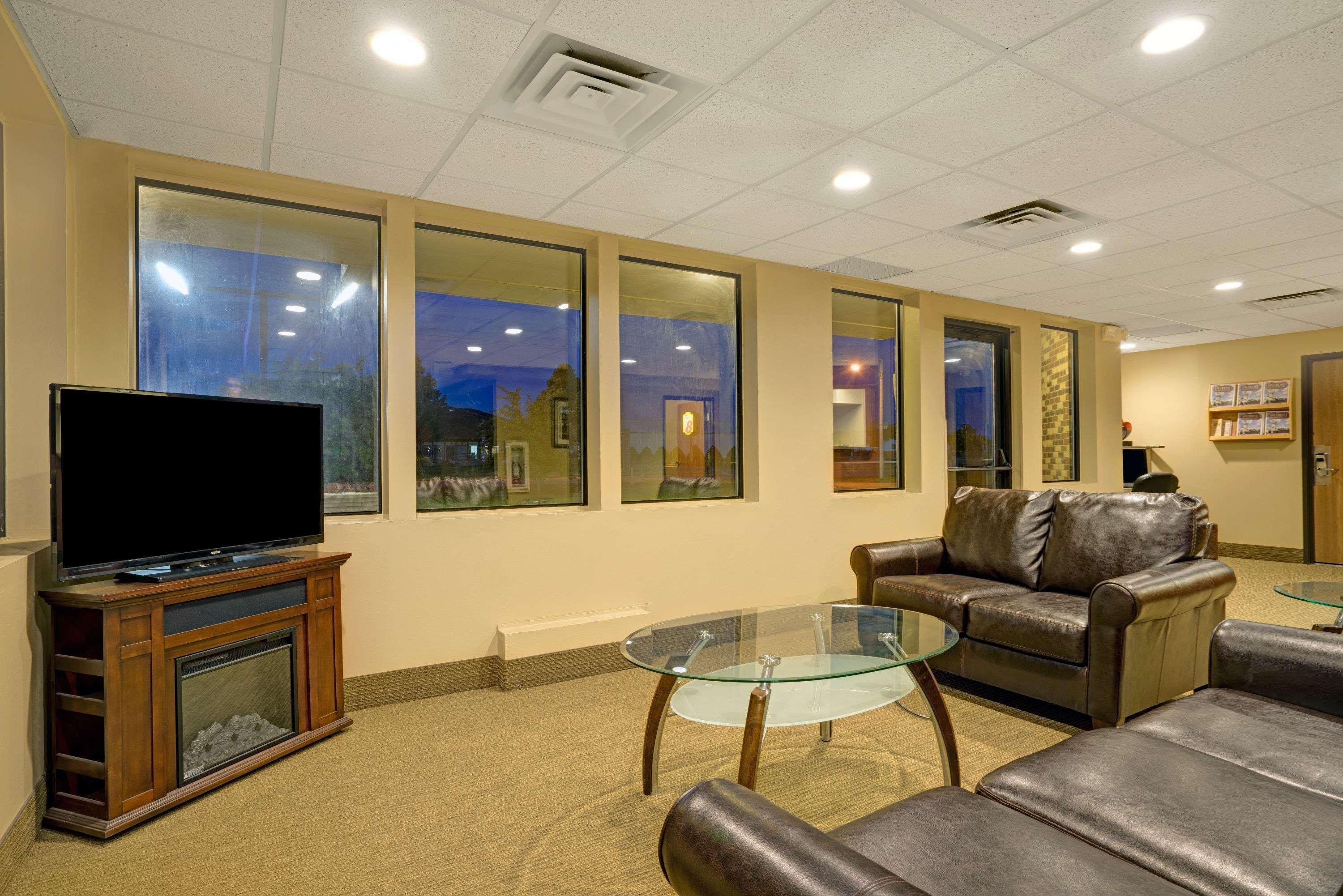 Super 8 By Wyndham Melrose Hotel Екстериор снимка