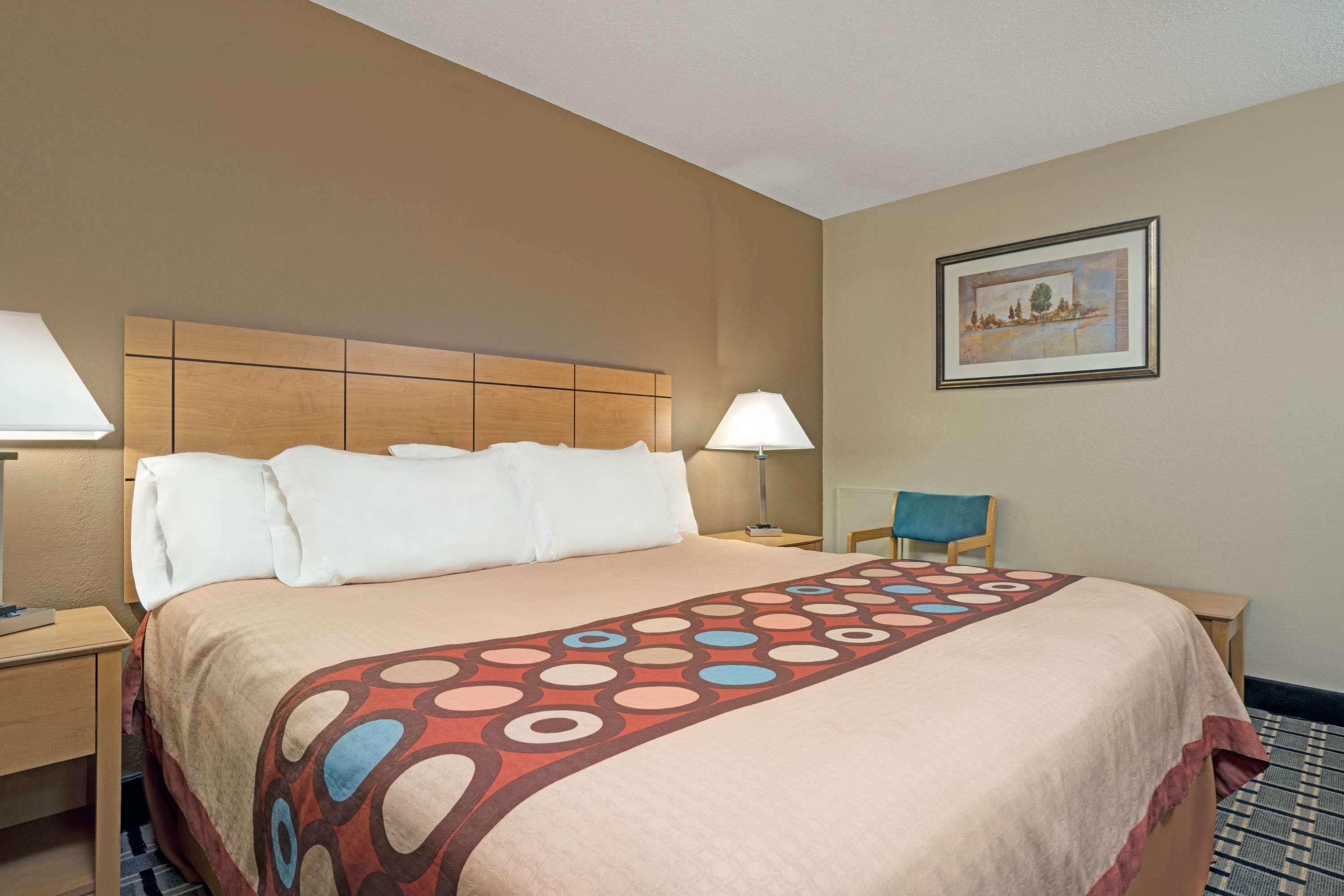 Super 8 By Wyndham Melrose Hotel Екстериор снимка