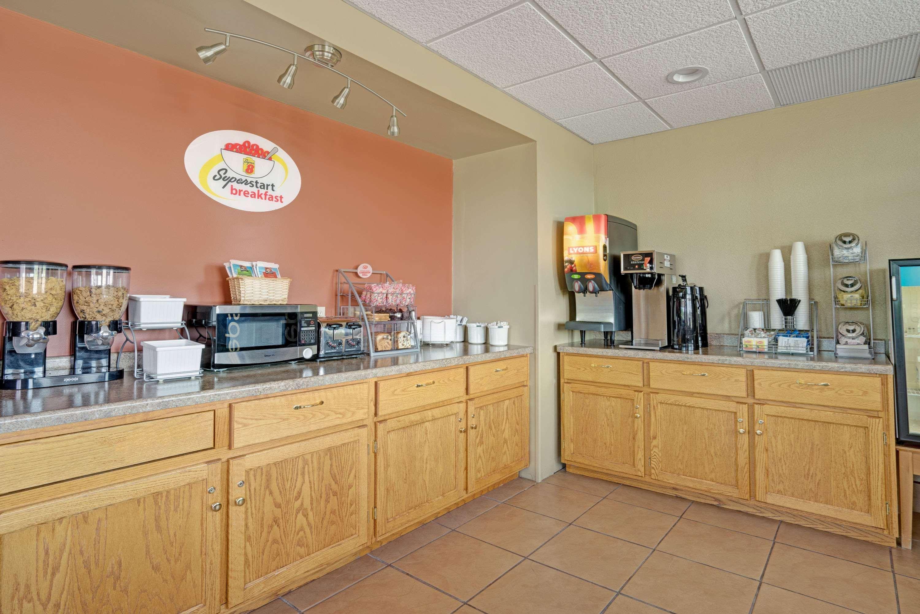 Super 8 By Wyndham Melrose Hotel Екстериор снимка