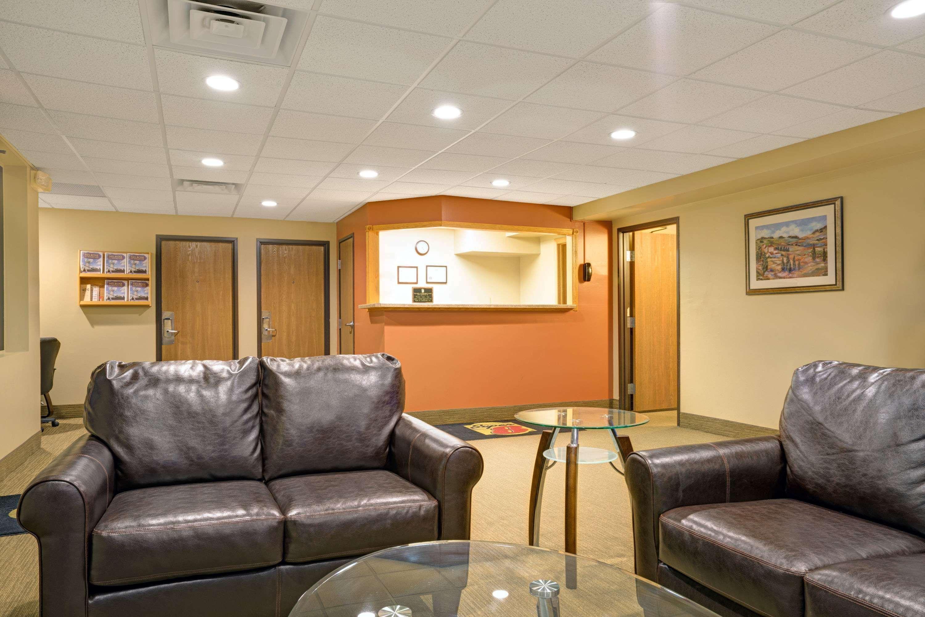 Super 8 By Wyndham Melrose Hotel Екстериор снимка