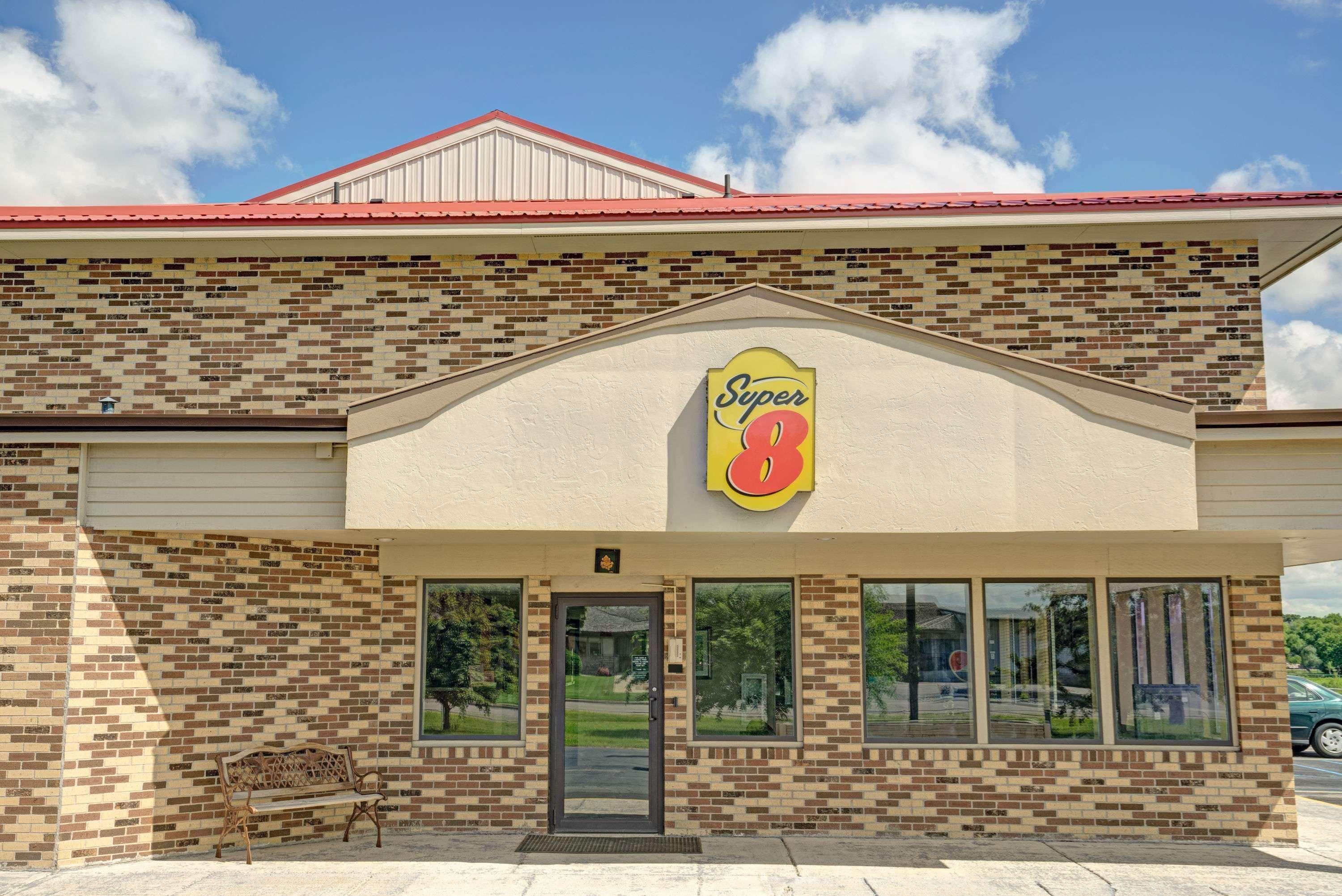 Super 8 By Wyndham Melrose Hotel Екстериор снимка